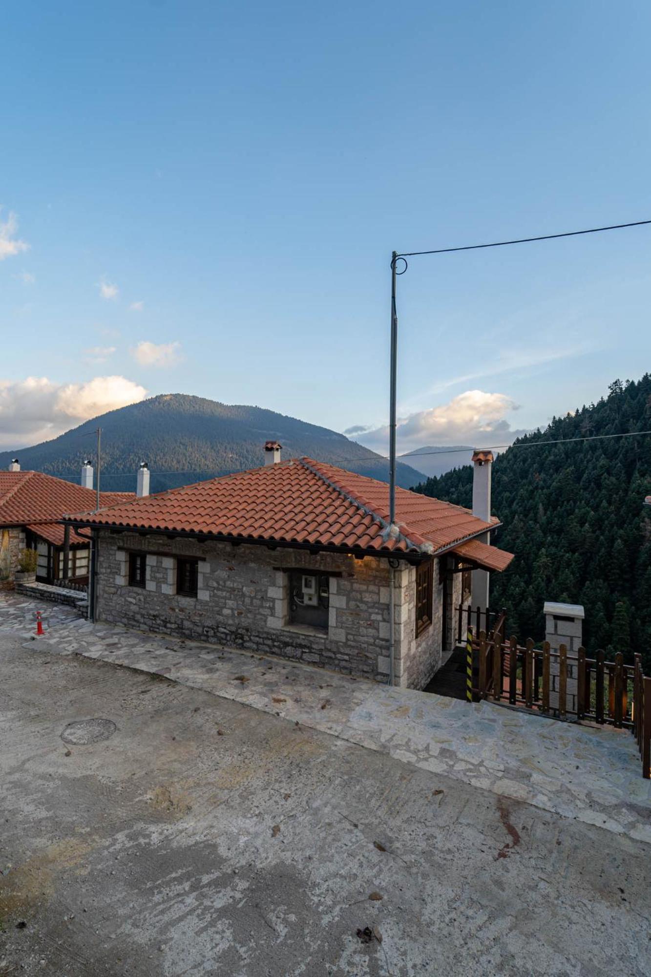 Villa Korfes-Κορφές Τριώροφη Βίλα Για Οικογένειες Και Παρέες Karpenisi Екстер'єр фото