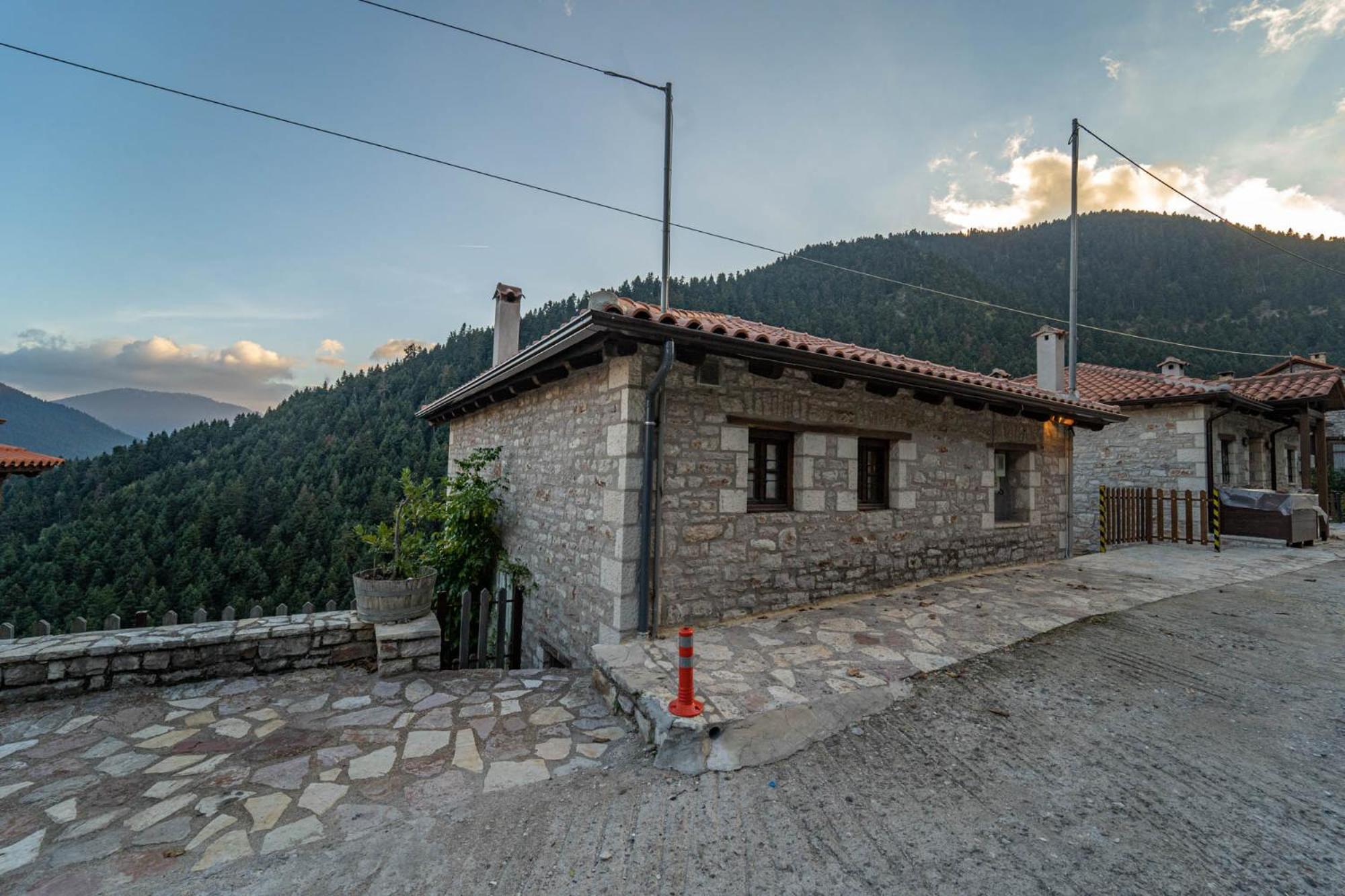 Villa Korfes-Κορφές Τριώροφη Βίλα Για Οικογένειες Και Παρέες Karpenisi Екстер'єр фото